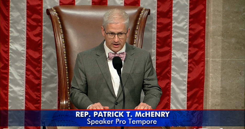 sucesor provisional en el cargo es Patrick McHenry, diputado por Carolina del Norte.