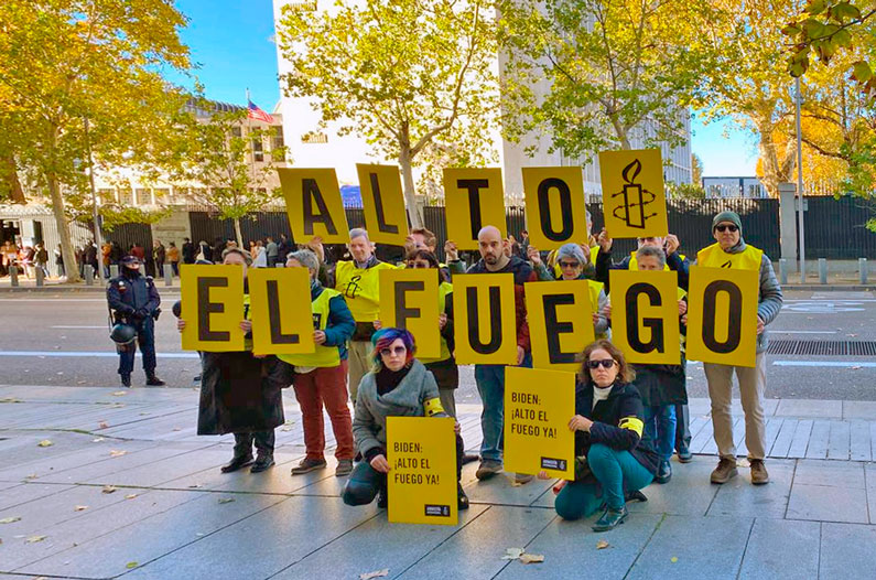 Activistas de Amnistía Internacional se han manifestado hoy frente a la Embajada de Estados Unidos en Madrid