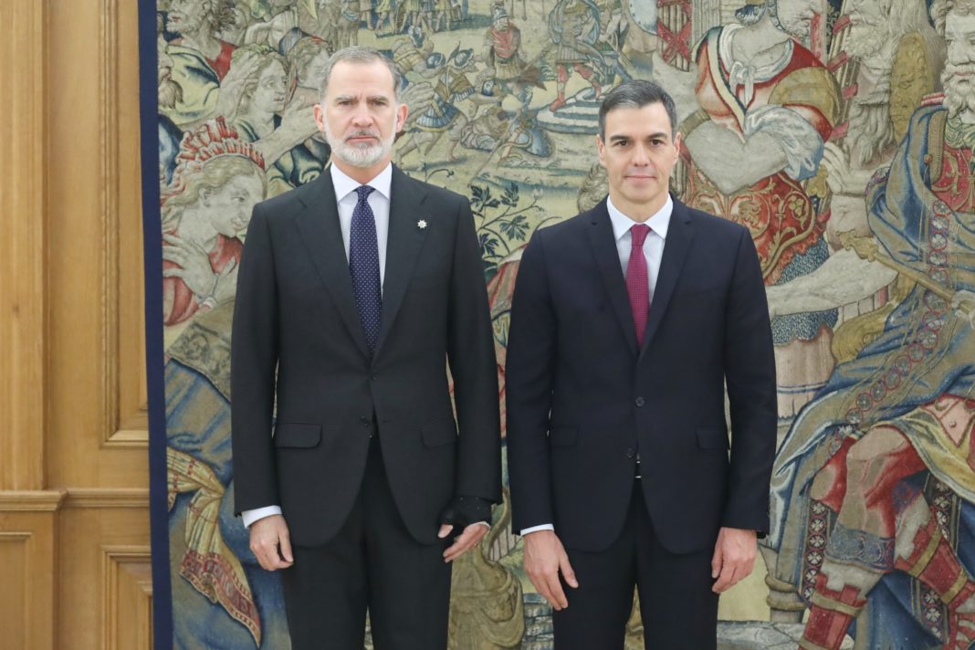 Pedro Sánchez (d) promete su cargo de presidente del Gobierno ante el rey Felipe VI (i) y un ejemplar de la Constitución, este viernes en el Salón de Audiencias del Palacio de la Zarzuela en Madrid. Casa Real