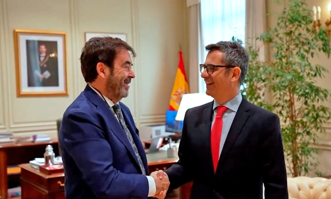 El ministro de Presidencia, Justicia y Relaciones con las Cortes, Félix Bolaños, con el presidente suplente del Consejo General del Poder Judicial, Vicente Guilarte