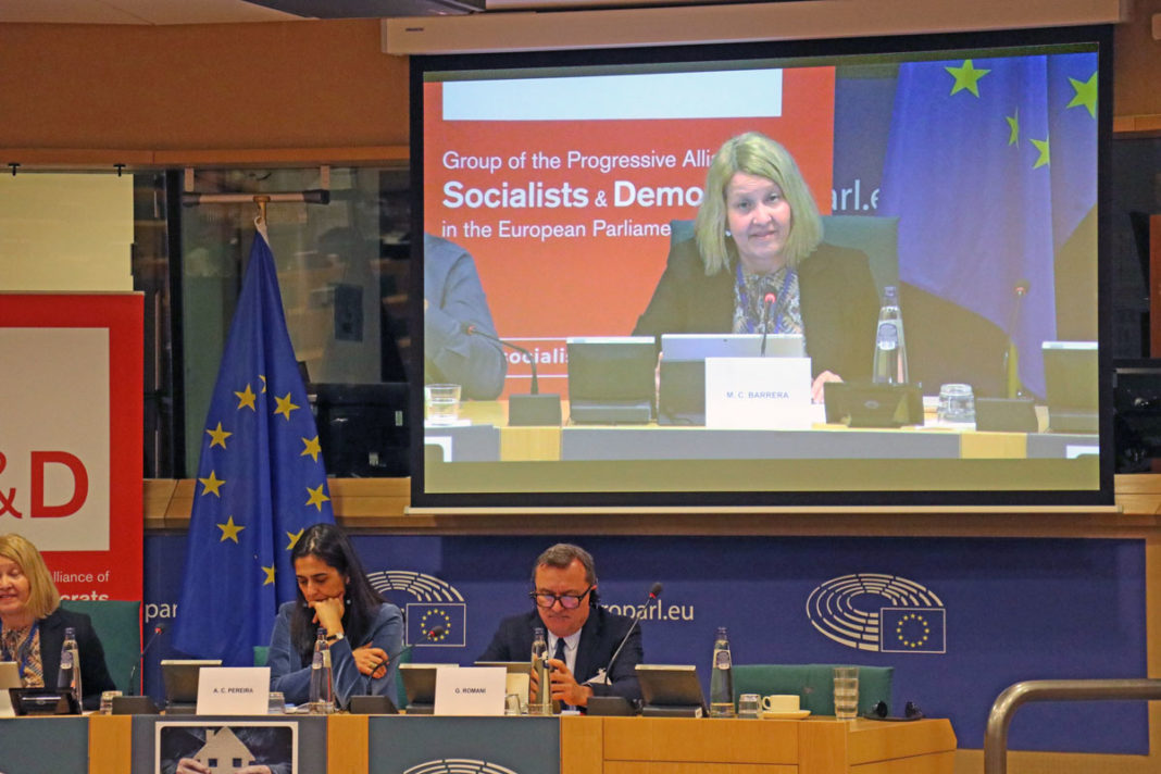 La secretaria de Políticas Europeas de UGT, Mari Carmen Barrera, ayer en una jornada en el Parlamento Europeo.
