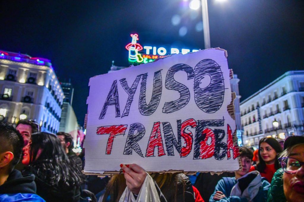 Miles de personas protestan contra Ayuso por recortar derechos LGTBI y Trans, foto Agustín Millán