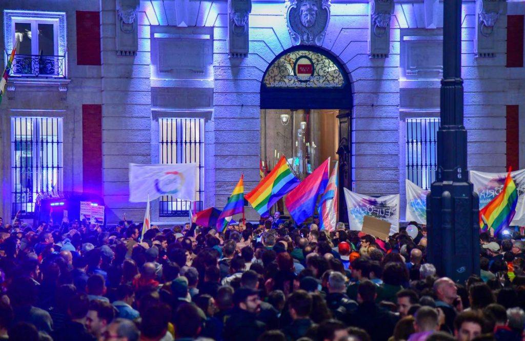 Miles de personas protestan contra Ayuso por recortar derechos LGTBI y Trans, foto Agustín Millán