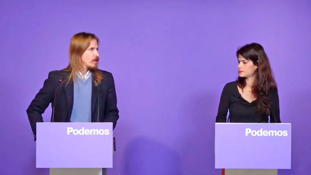 Los portavoces de Podemos Pablo Fernández e Isa Serra, tras la rueda de prensa de este lunes en la sede de la formación.