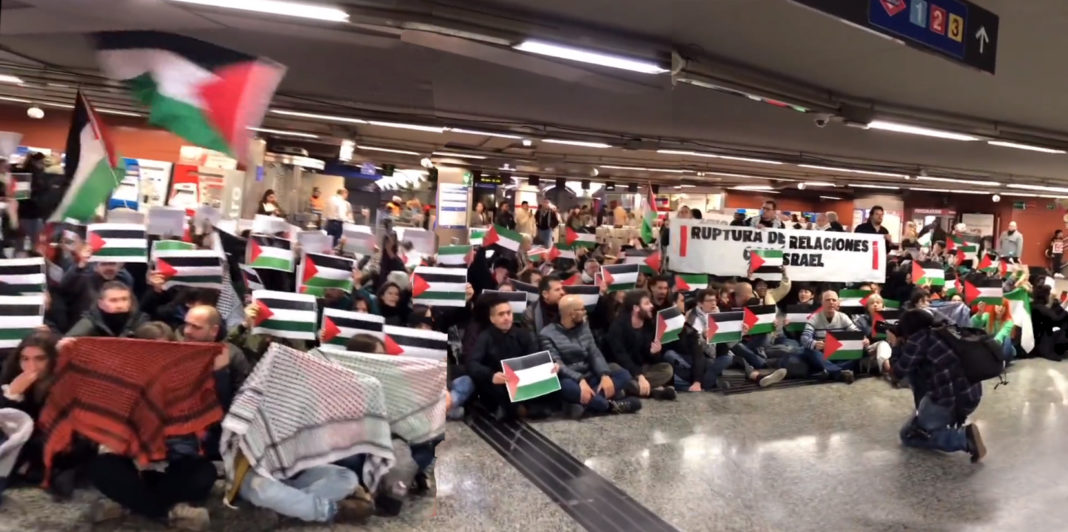 cientos de activistas y militantes de diversas organizaciones políticas y sindicales han protestado este martes en la estación Sol de Madrid en solidaridad con Palestina.