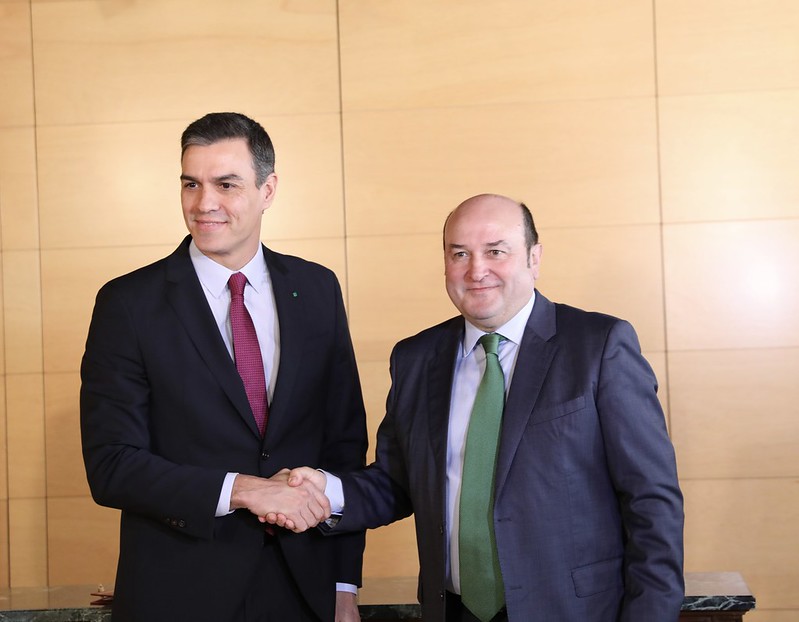 El presidente en funciones, Pedro Sánchez, y el líder de los nacionalistas vascos, Andoni Ortuzar, en el Congreso