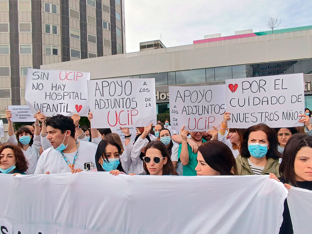 Concentración frente a la UCI pediátrica del Hospital La Paz, foto Amyts