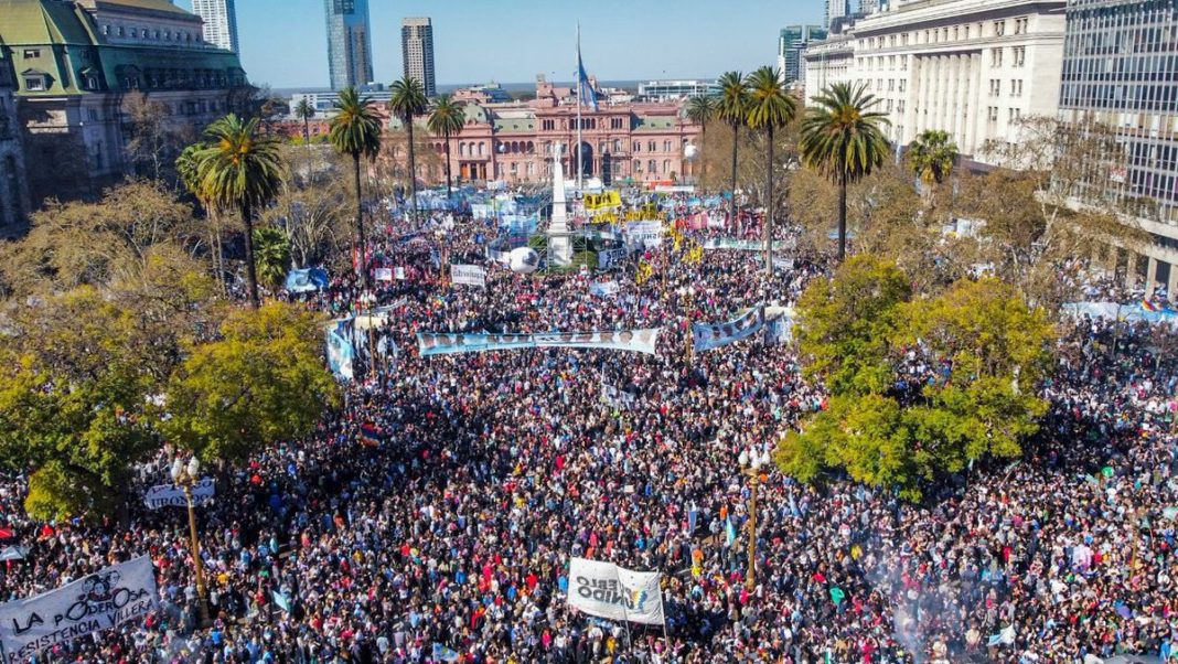 La voz del pueblo argentino resuena con manifestaciones contra la 'motosierra' de Milei en todo el país