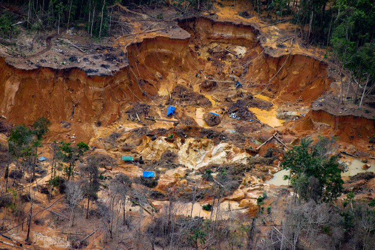 Extracción de oro en el Amazonas