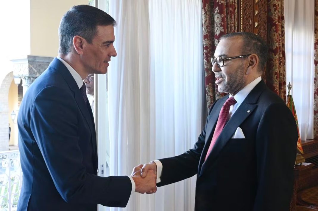 El presidente del Gobierno español, Pedro Sánchez (izquierda), y el rey de Marruecos, Mohamed VI (derecha), se saludan en Rabat (Marruecos) con motivo del primer viaje oficial de Sánchez de esta legislatura a Marruecos, este miércoles. MONCLOA