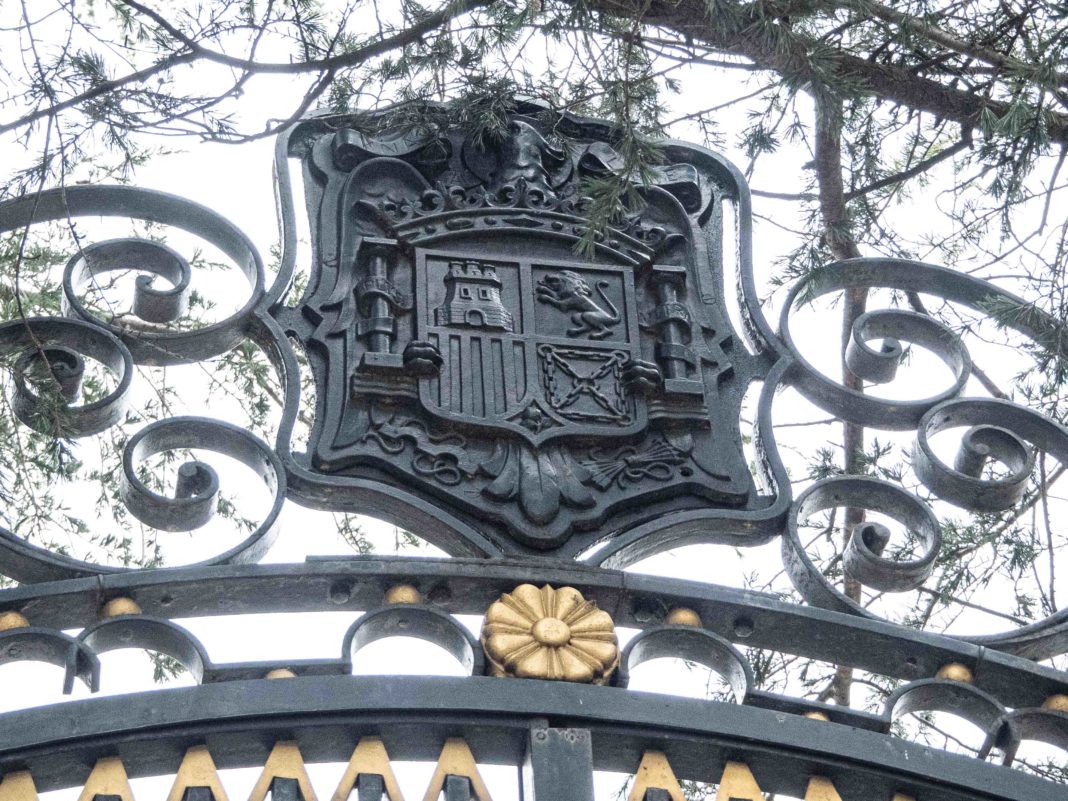 Fiscalía de Madrid respalda los escudos franquistas que desafían las demandas de justicia histórica