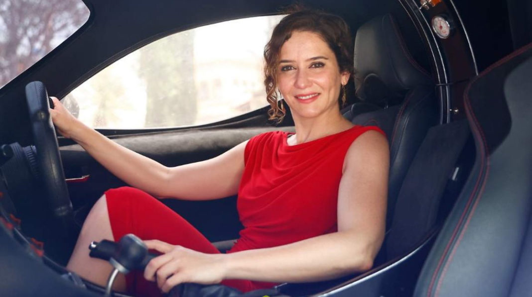 La presidenta de la Comunidad de Madrid, Isabel Díaz Ayuso en un coche de lujo, que no es un Maserati y tampoco el Batmovil