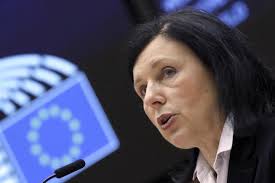 Cambios en la mediación europea: la liberal Vera Jourová sustituye a Reynders en las negociaciones del CGPJ