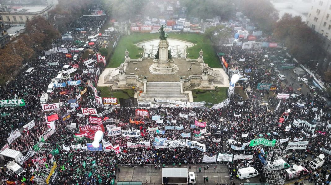 Miles de manifestantes en las calles de Buenos Aires rechazando una Ley de Bases que remata el país y privatiza los bienes comunes
